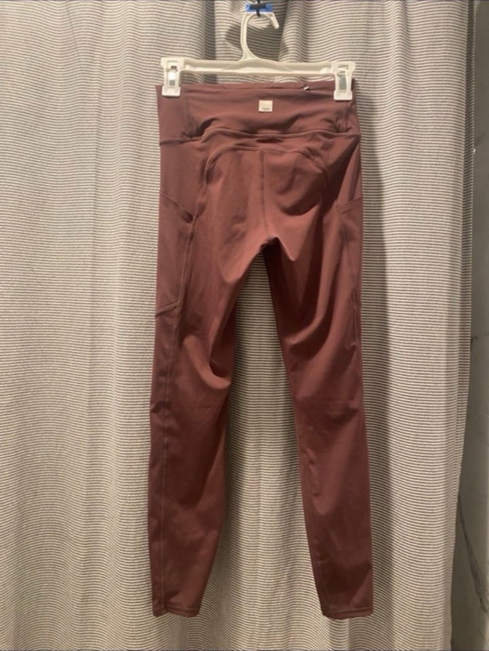 Vuori High-Rise Performance Leggings in Mauve